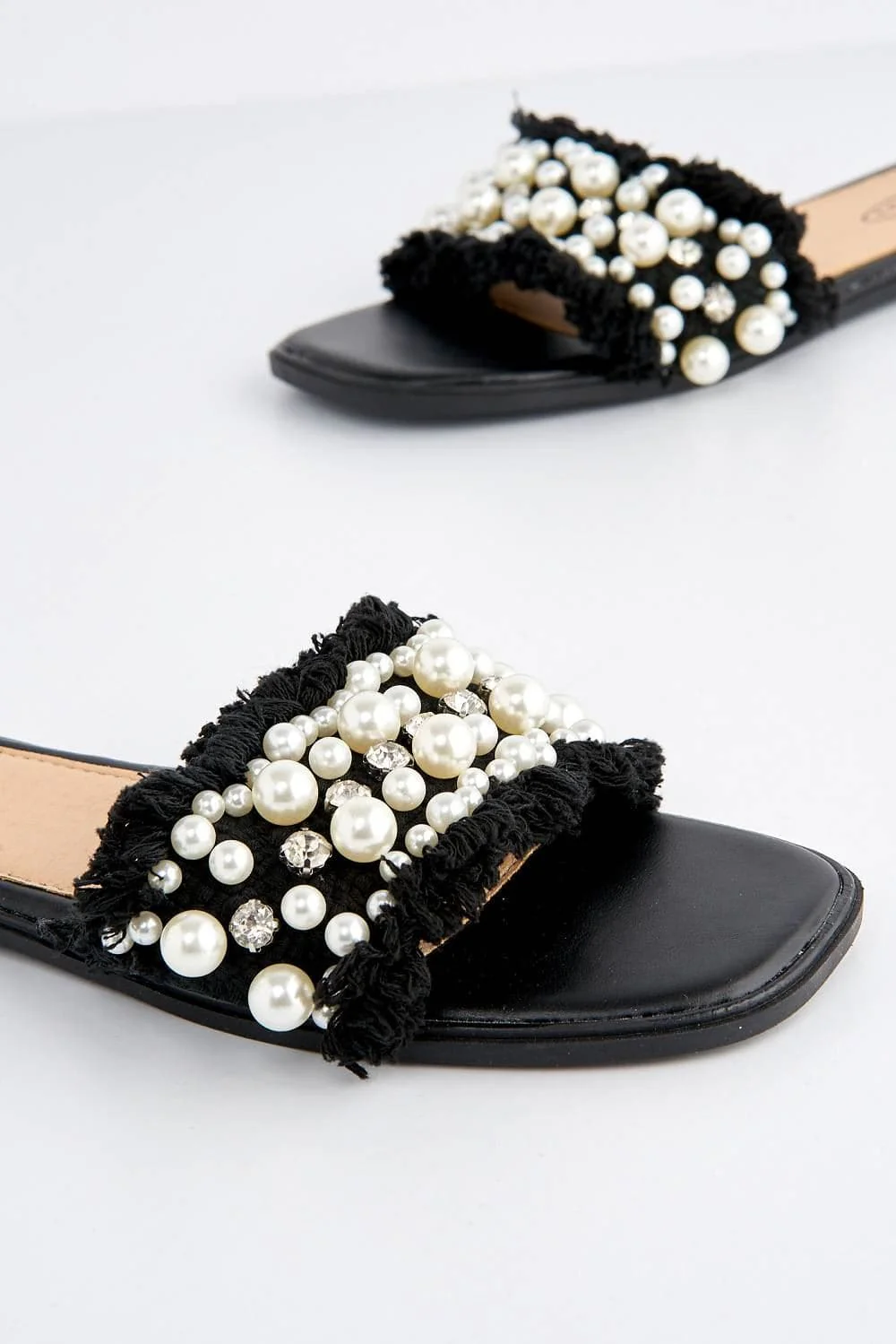 Barcelos Diamante & Pearl Band Frayed Edge Slider in Black - Image 4