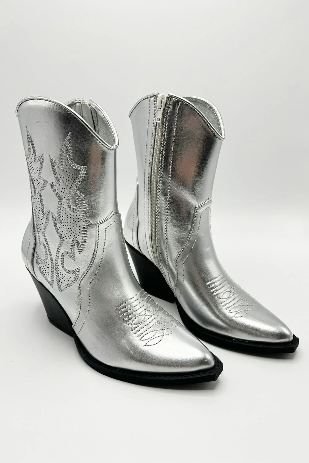 Bromley Detail Western Boots in Silver - Image 3