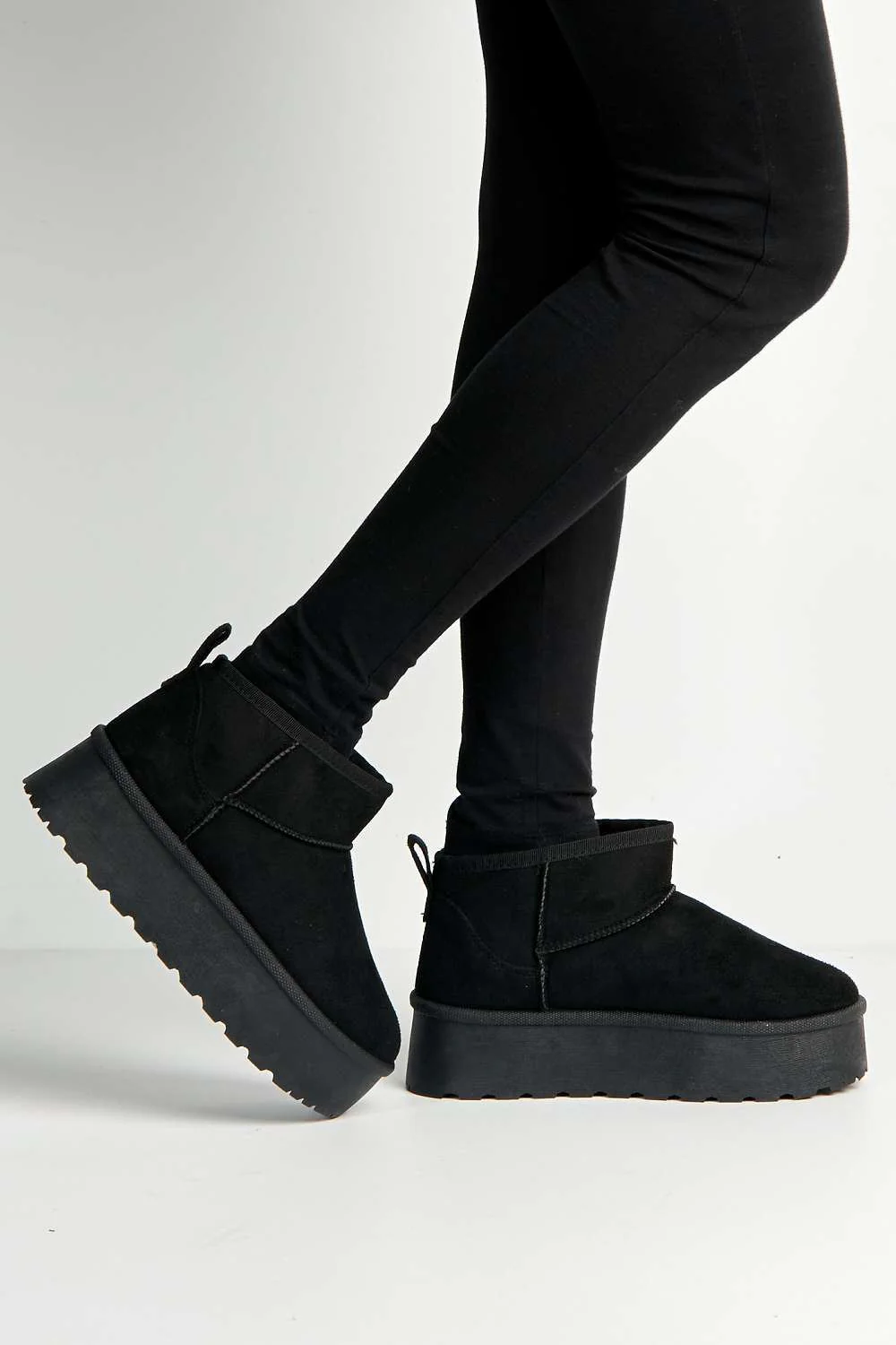 Dahl Faux Fur Lining Chunky Sole Ankle Boots in Black - Image 3