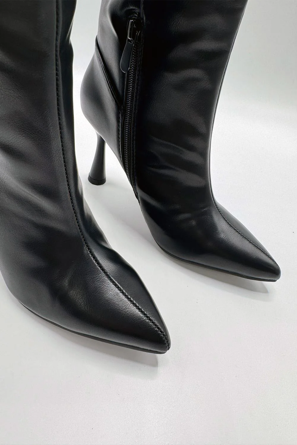 Doree Pointed Toes Heeled Knee High Boots in Black Matt - Image 4