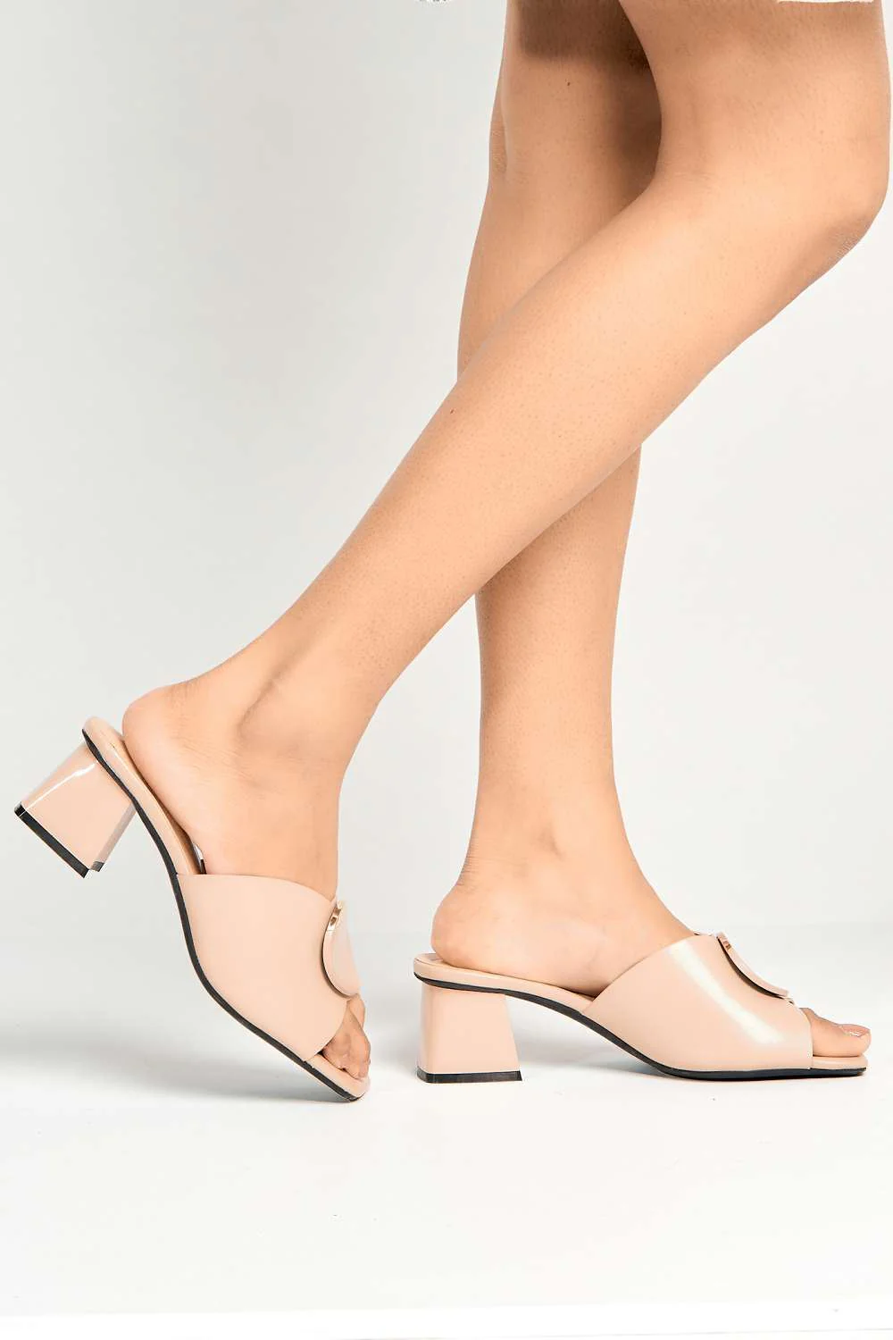 Elizabeth Gold Trim Circle Band Mule in Nude - Image 3