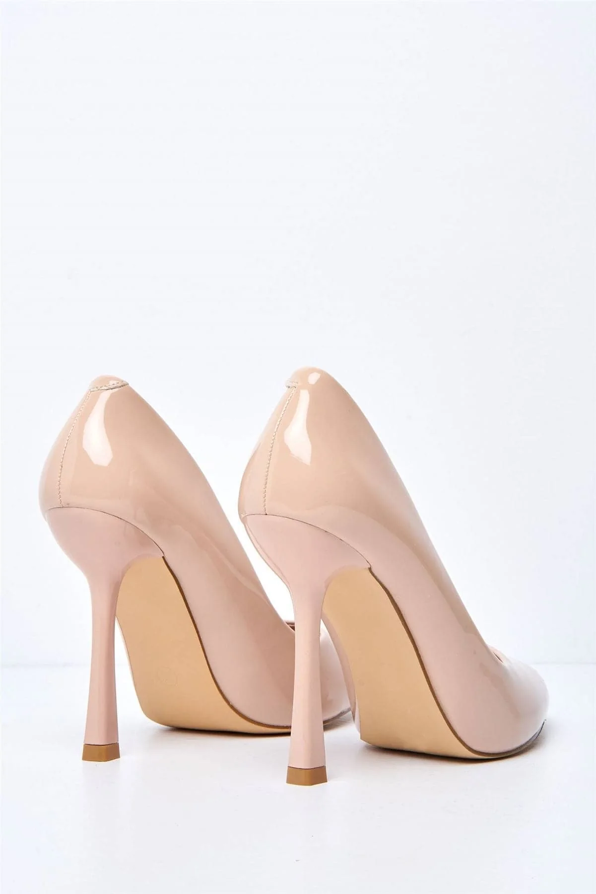 Gina Spool Heel Court Shoes in Nude Patent - Image 6