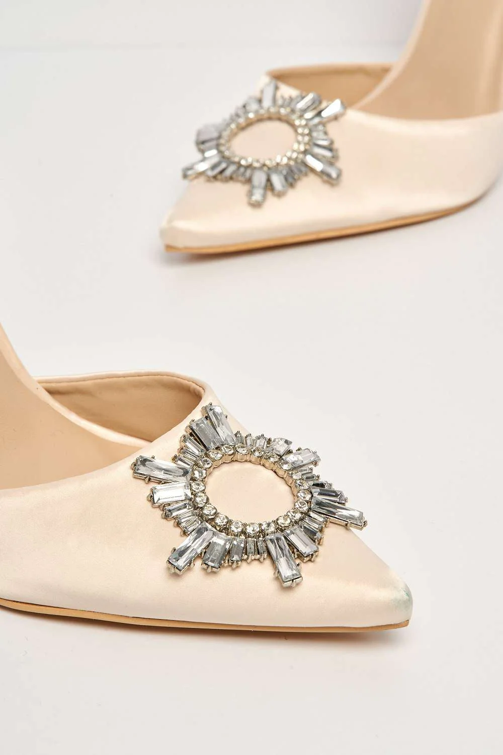Girona Diamante Brooch Pointed Toe Spool Heel Court Shoe in Cream - Image 5