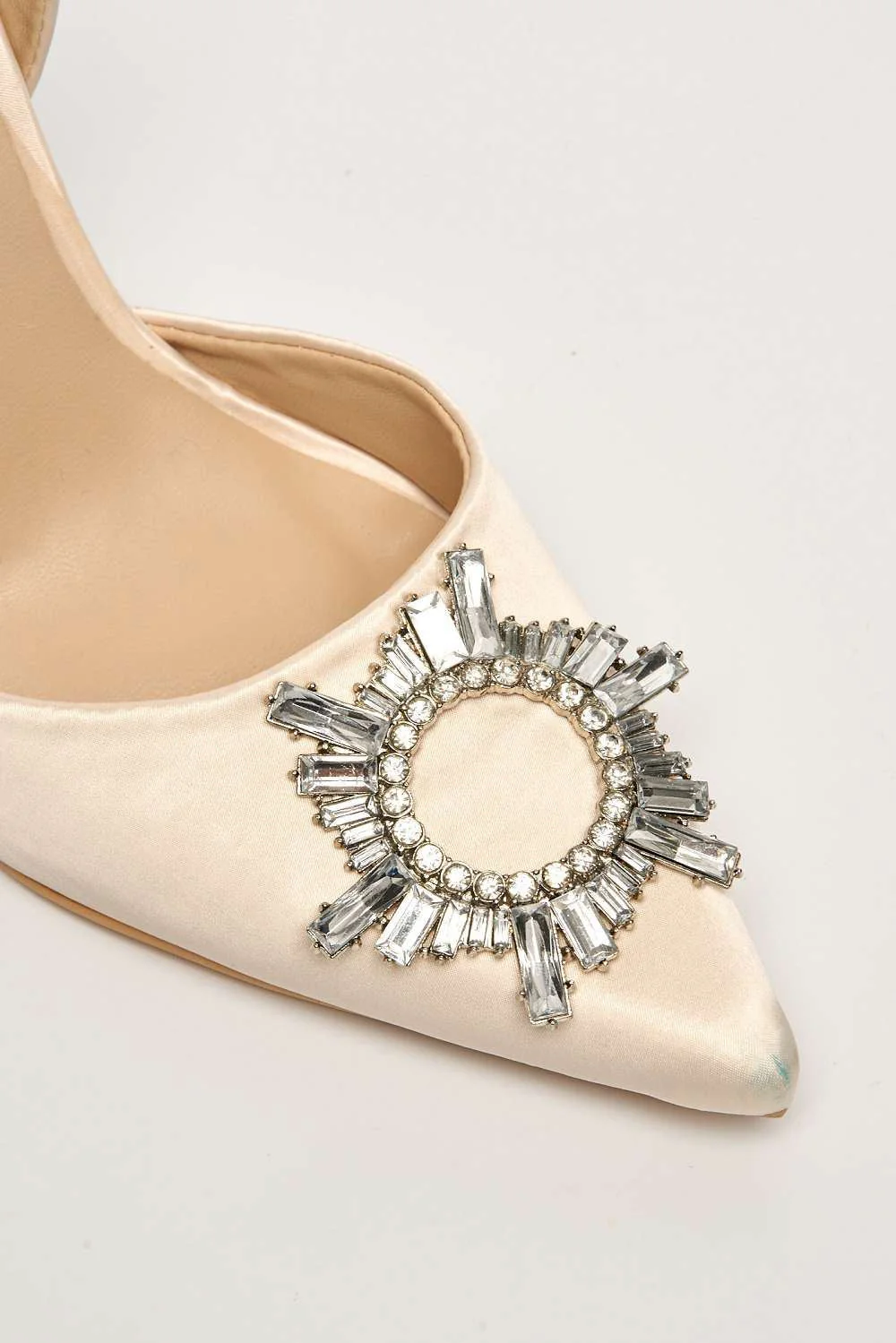 Girona Diamante Brooch Pointed Toe Spool Heel Court Shoe in Cream - Image 6
