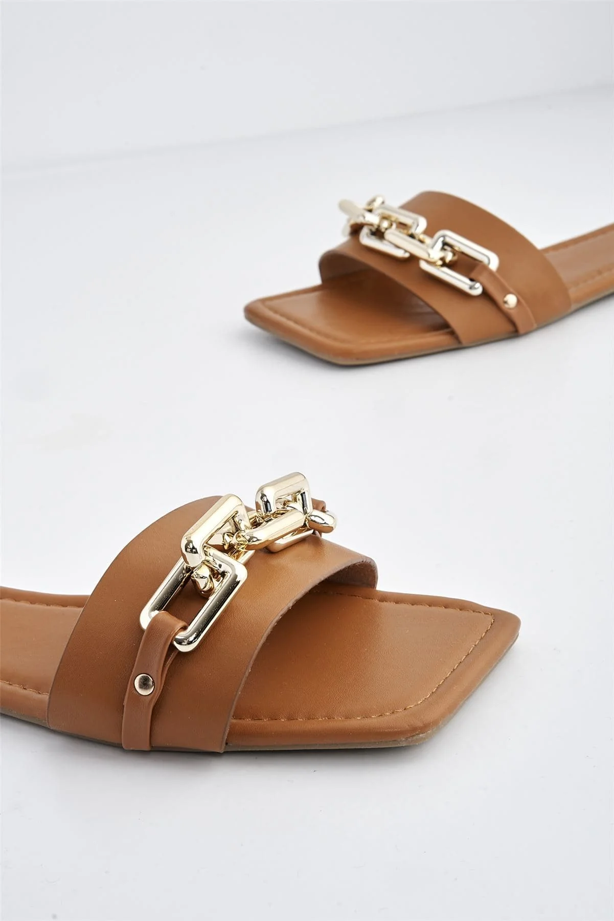 Harlow Statement Chain Flat Sandal in Camel - Image 5