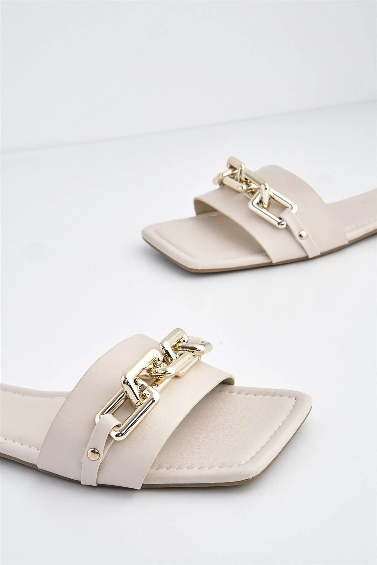 Harlow Statement Chain Flat Sandal in Nude - Image 4