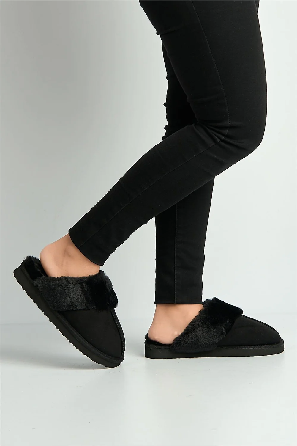 Koko Closed Toe Fluffy Slipper in Black