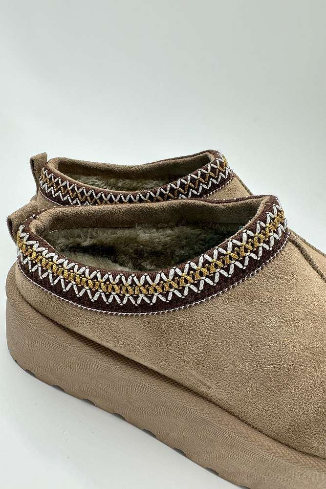 Milo Kids Flatform Fluffy Slippers in Mocha - Image 5