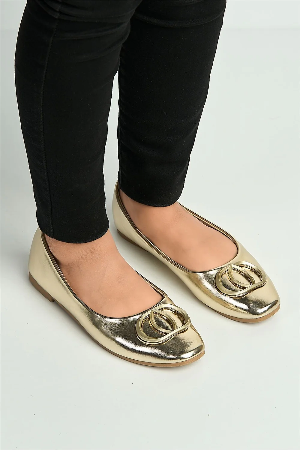 Vittoria Broach Detail Pumps in Gold