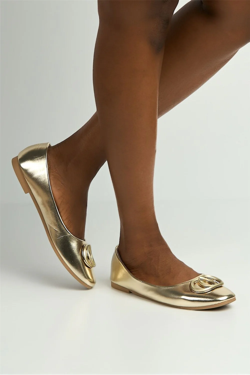 Vittoria Broach Detail Pumps in Gold - Image 2