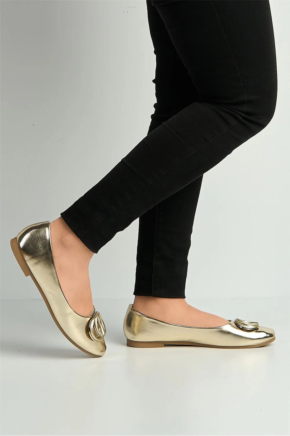 Vittoria Broach Detail Pumps in Gold - Image 3
