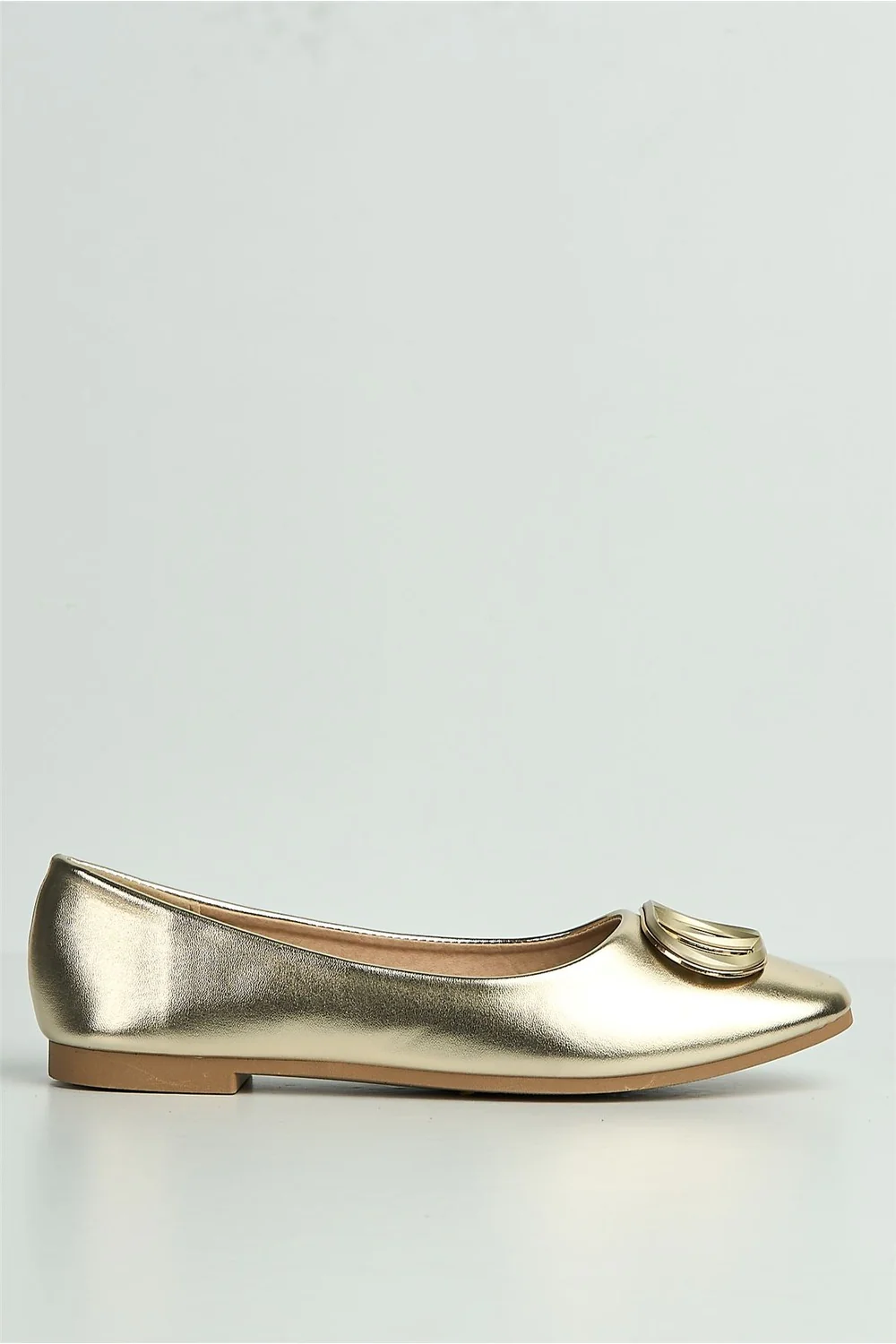 Vittoria Broach Detail Pumps in Gold - Image 5