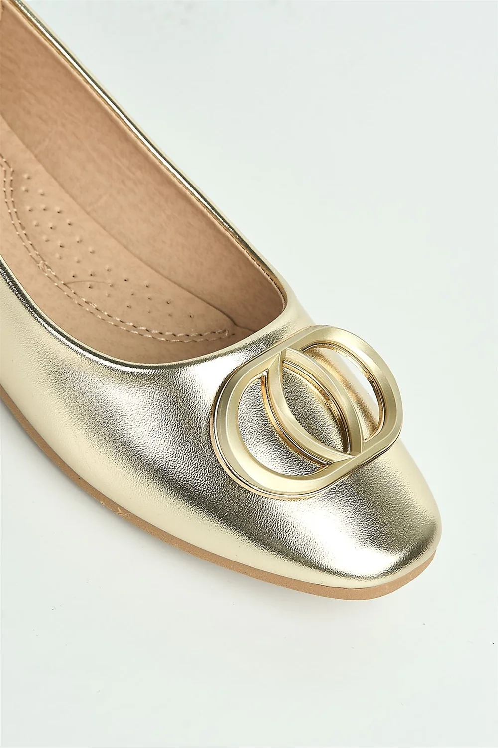 Vittoria Broach Detail Pumps in Gold - Image 6