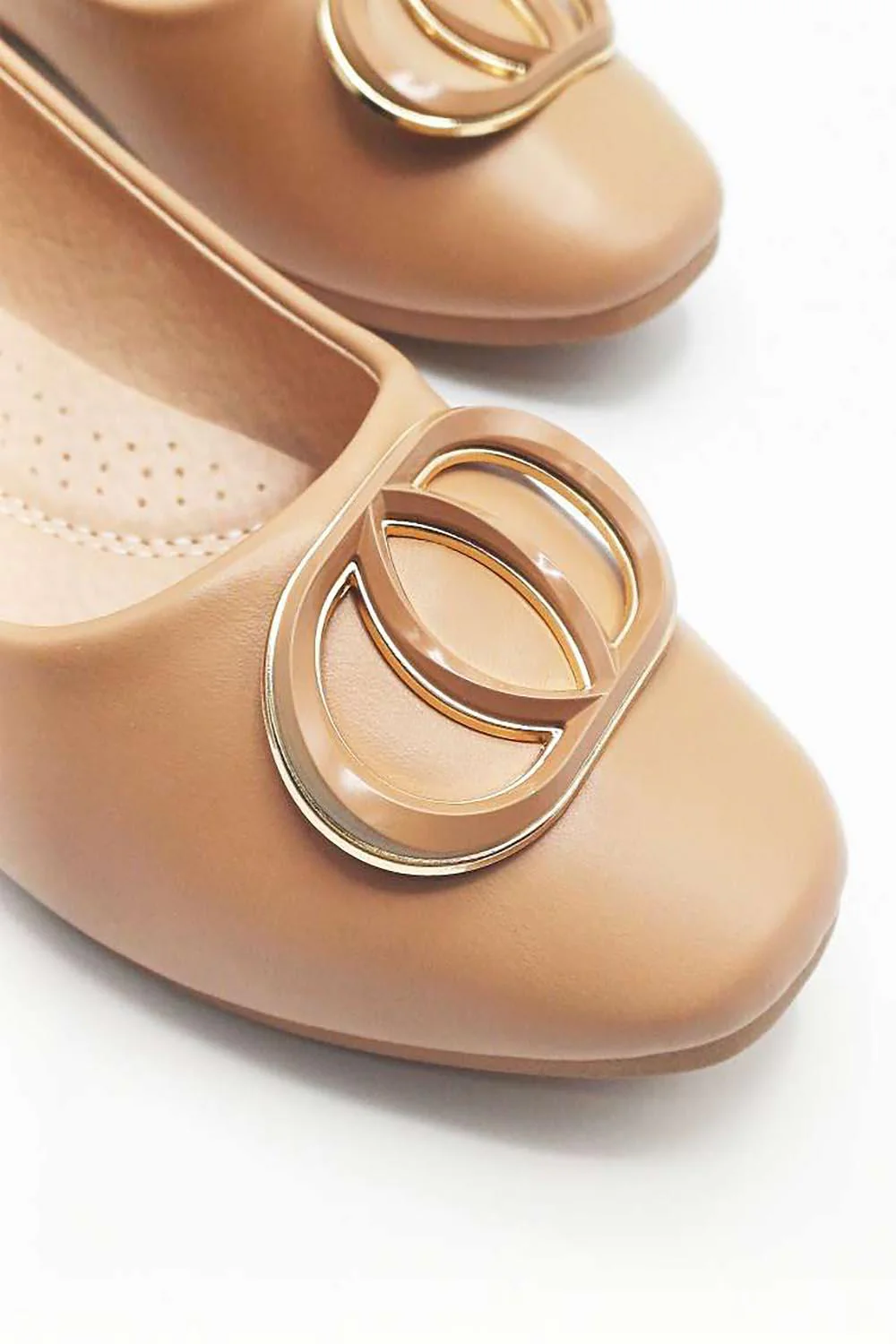 Vittoria Broach Detail Pumps in Nude - Image 4