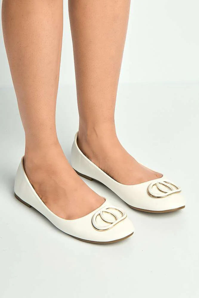 Vittoria Broach Detail Pumps in White