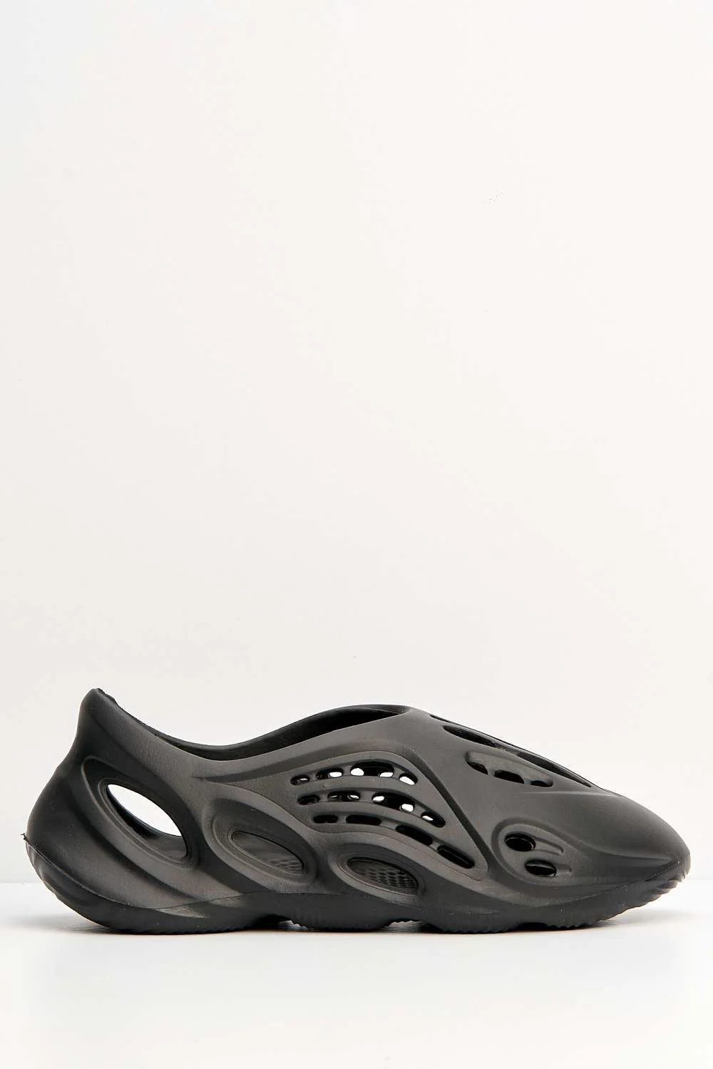 Xavi Foam Slip On Trainer in Black - Image 4