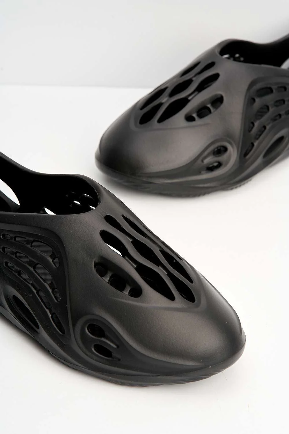 Xavi Foam Slip On Trainer in Black - Image 5