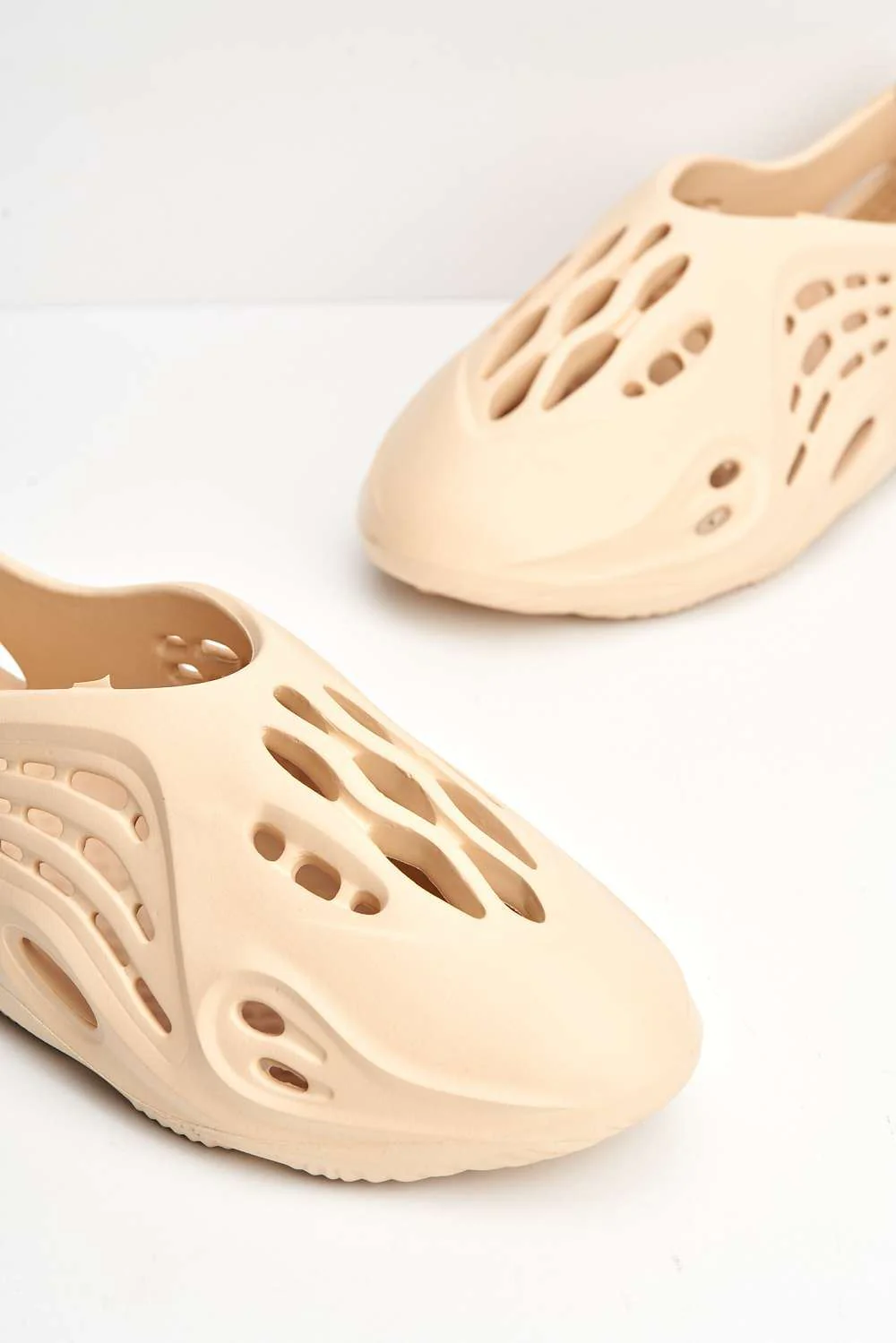 Xavi Foam Slip On Trainer in Bone - Image 5