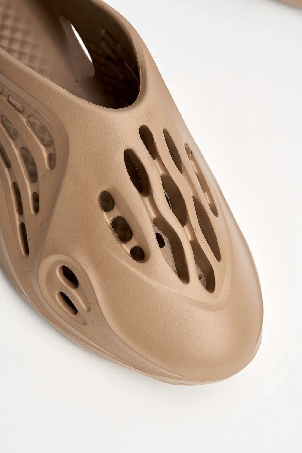 Xavi Foam Slip On Trainer in Mocha - Image 6