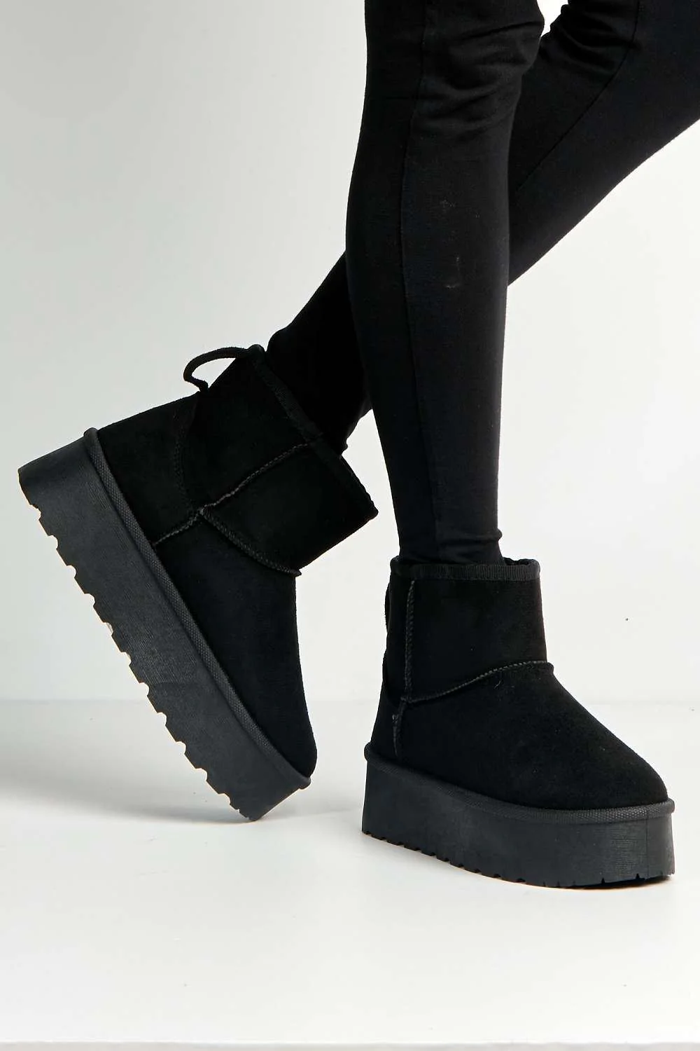 Yulla Flatform Faux Fur Lining Flatform Ankle Boots in Black - Image 2