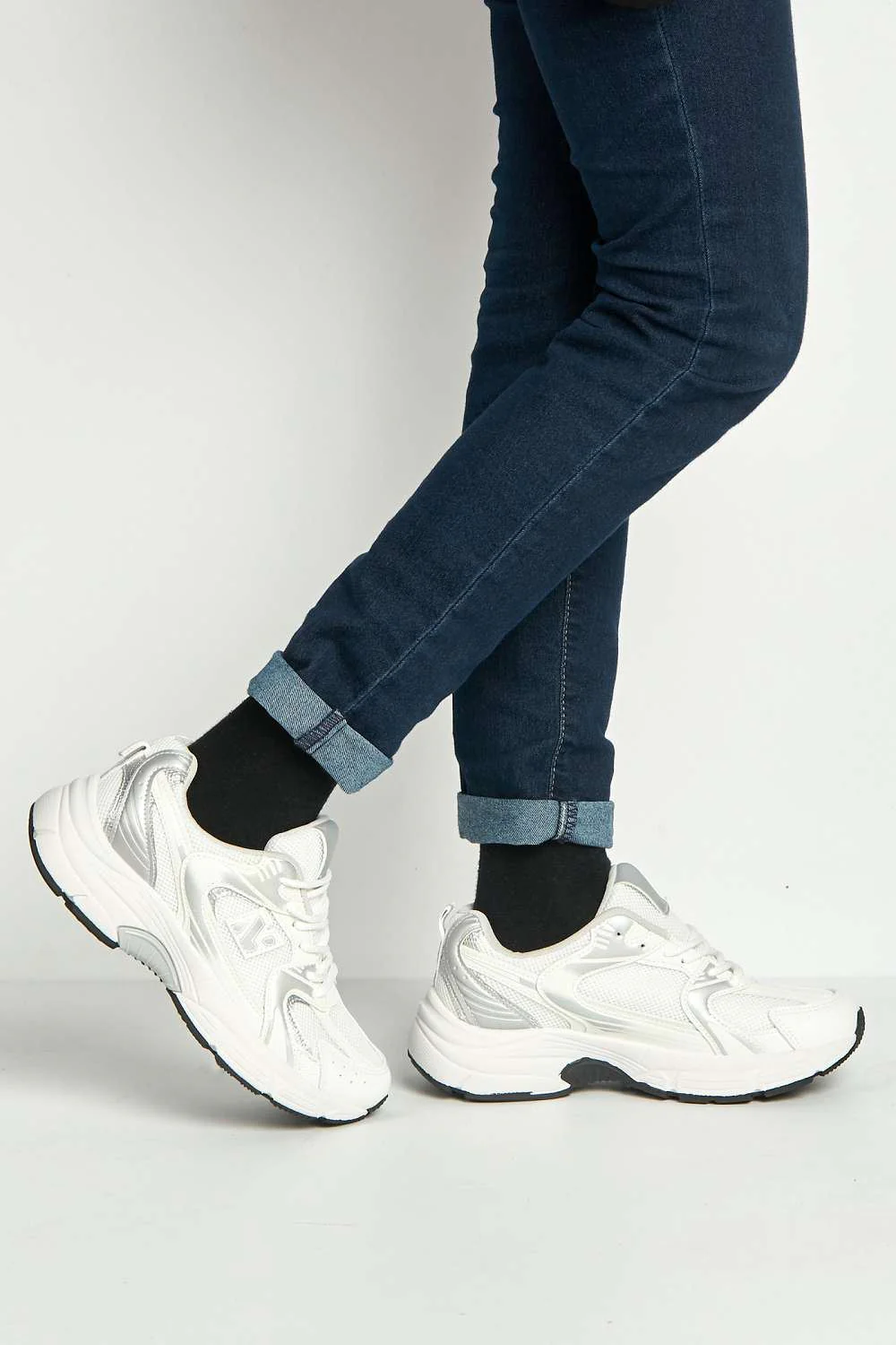 Zoona Mesh Detail Lace-Up Trainers in White - Image 3