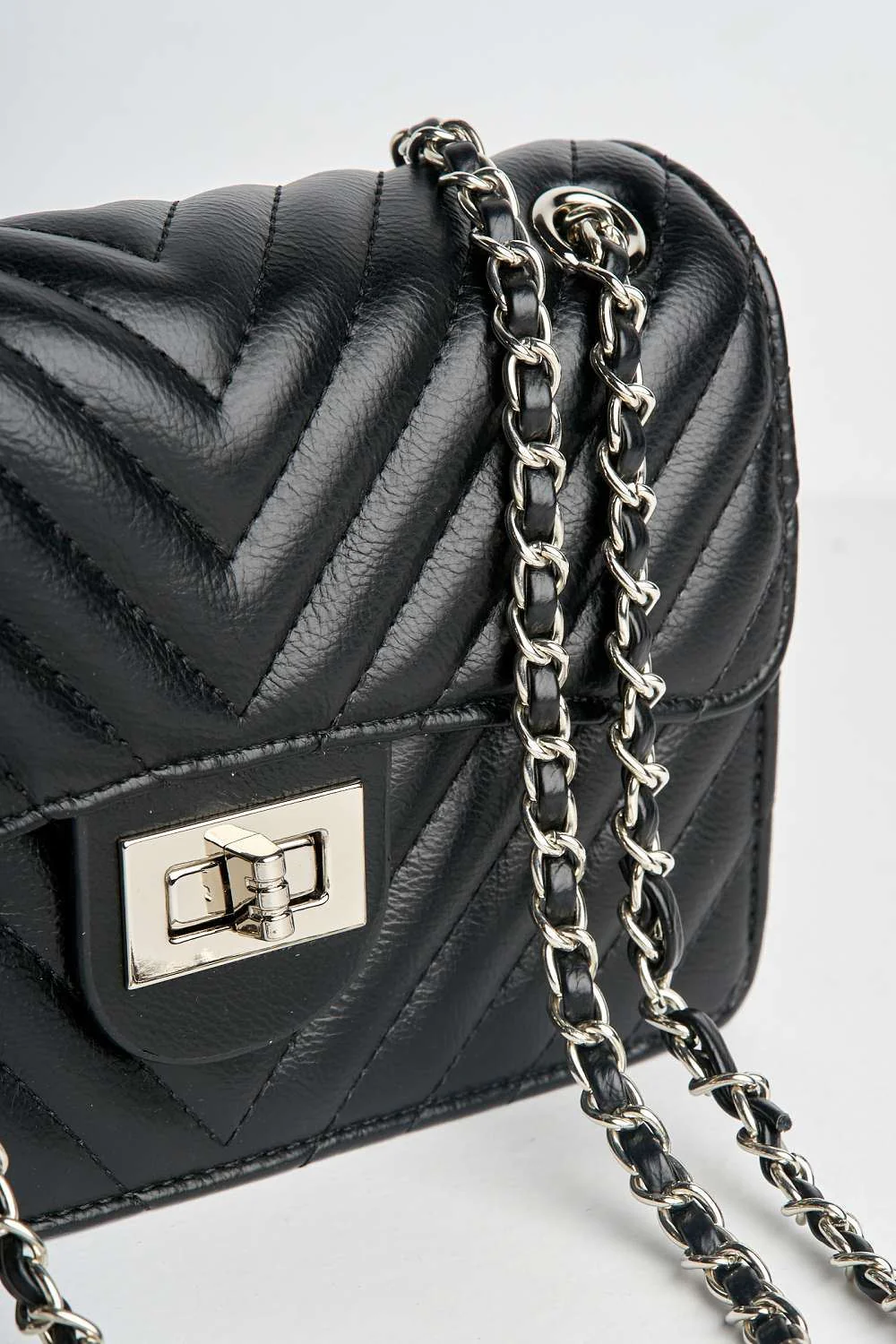 Zoya Quilted Design Top Handle Chain Bag in Black - Image 2